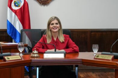Laura Fernández sigue entre los tres presidentes mejor valorados de Latinoamérica