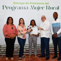 El administrador del Banco Agrícola, Fernando Durán y la ministra de la mujer, Gloria Reyes, encabezaron la actividad en primera fila.