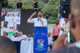 Senador Gustavo Lara resalta potencial ecoturístico de Los Cacaos durante celebración de su centenario