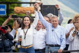 Machado y González evalúan diálogo con el chavismo