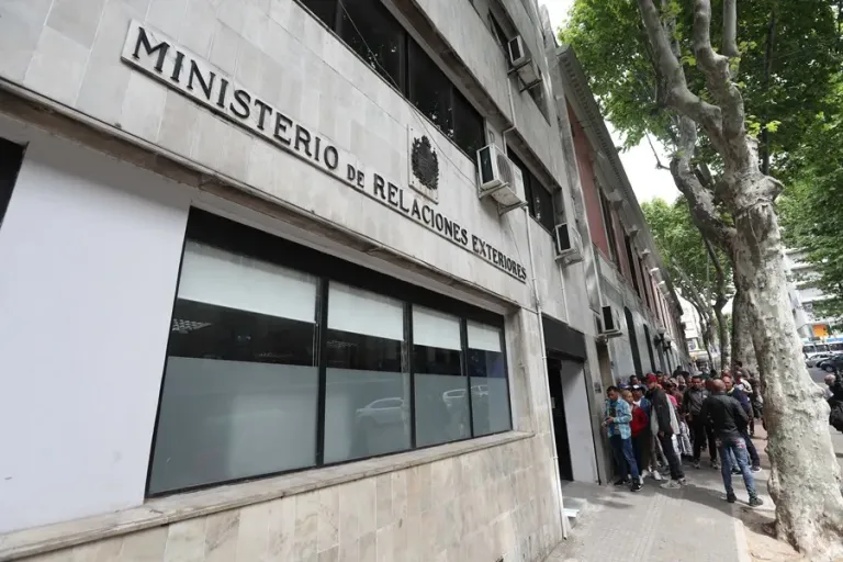 Uruguay dialoga con Estados Unidos para recibir a personas deportadas