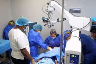 Inabie beneficia a 13 estudiantes con cirugías oculares gratuitas para mejorar su salud visual