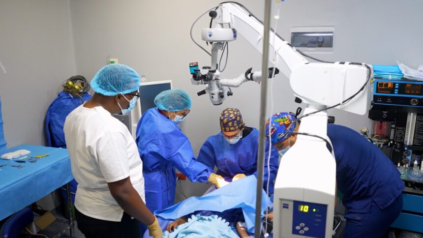 Inabie beneficia a 13 estudiantes con cirugías oculares gratuitas para mejorar su salud visual
