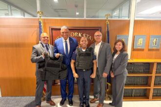 Cónsul dominicano en Nueva York gestiona entrega de 849 chalecos antibalas