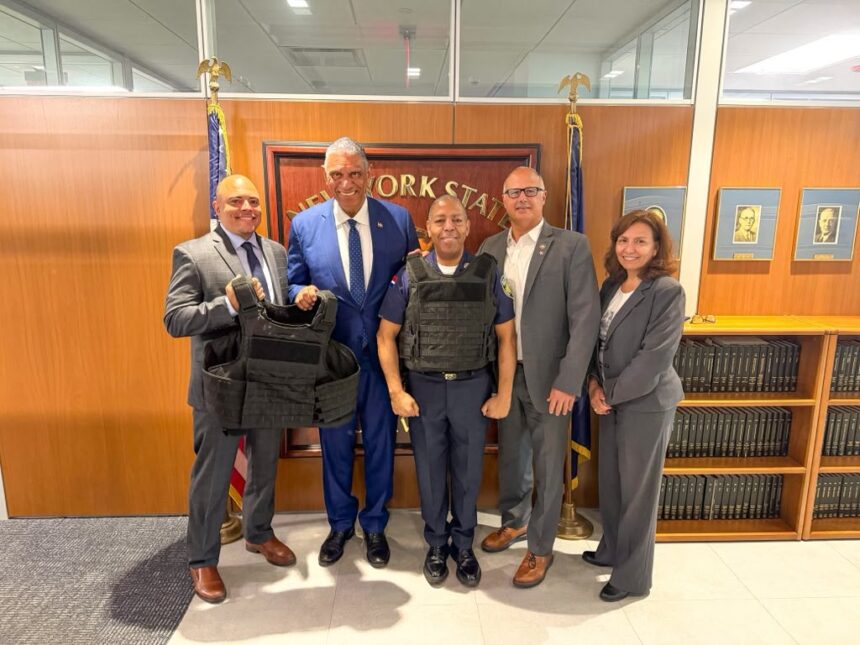 Cónsul dominicano en Nueva York gestiona entrega de 849 chalecos antibalas