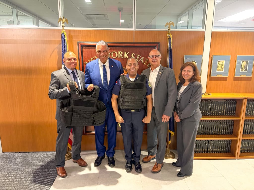 Cónsul dominicano en Nueva York gestiona entrega de 849 chalecos antibalas