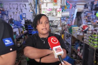 Apagones prolongados mantienen en crisis a comerciantes de Boca Chica