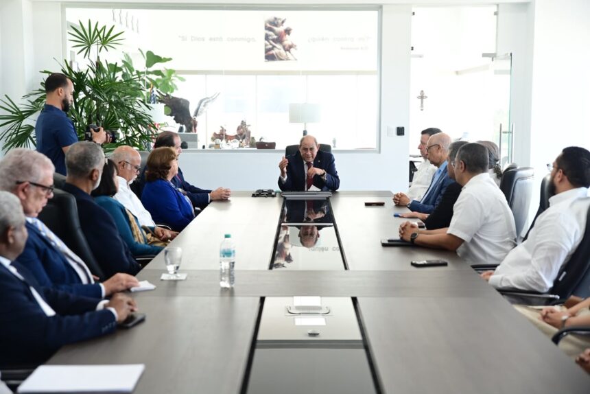 Santos Badía resalta papel de las universidades en transformación del sistema educativo dominicano