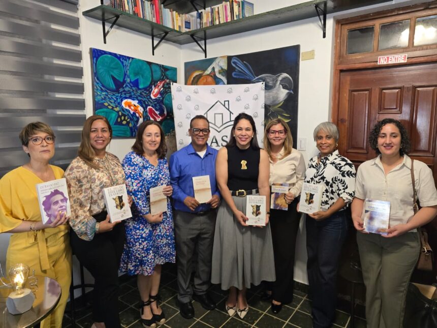 La escritora Luisa Apolinar adelanta detalles de su próxima novela en la tertulia "Vino y Tinta"