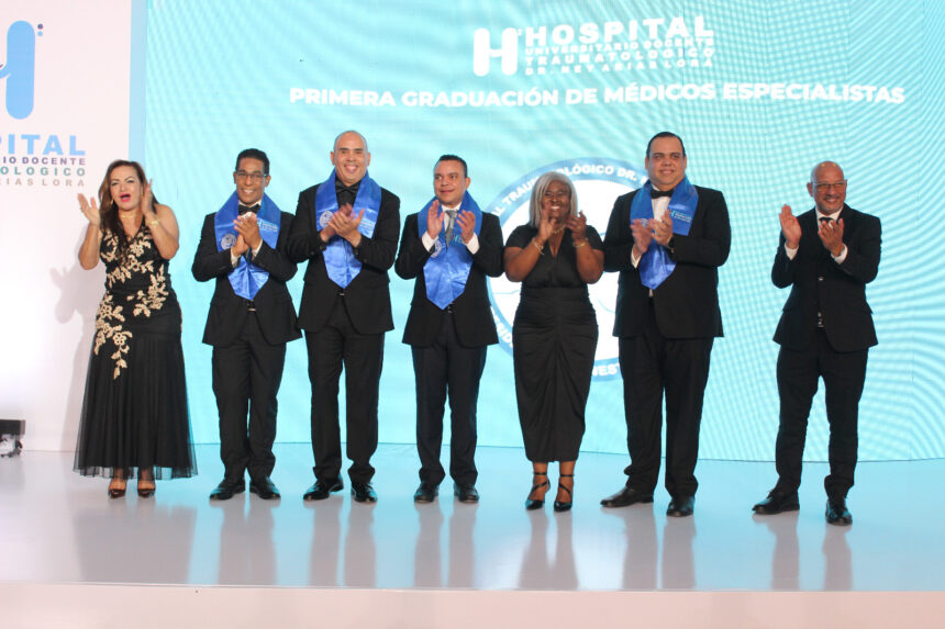 Ney Arias Lora gradúa nueva promoción de especialistas y subespecialistas en cinco áreas de la medicina