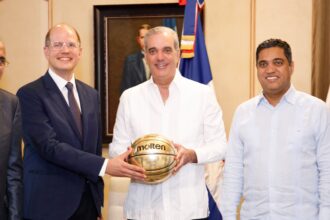 Abinader recibe en el Palacio Nacional a altos ejecutivos de la FIBA y del Comité Organizador de Santo Domingo 2026