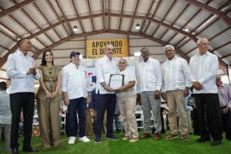 Abinader entrega 400 títulos de propiedad en Pepillo Salcedo
