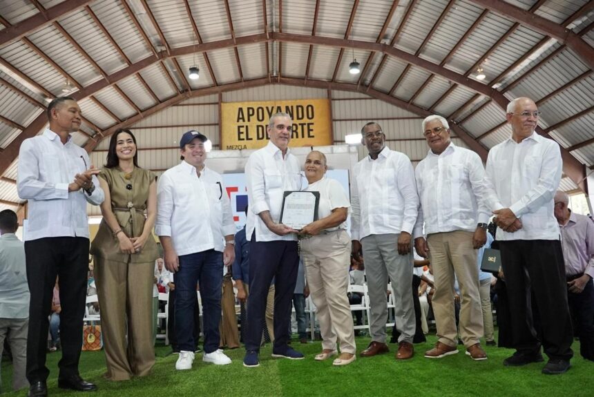 Abinader entrega 400 títulos de propiedad en Pepillo Salcedo
