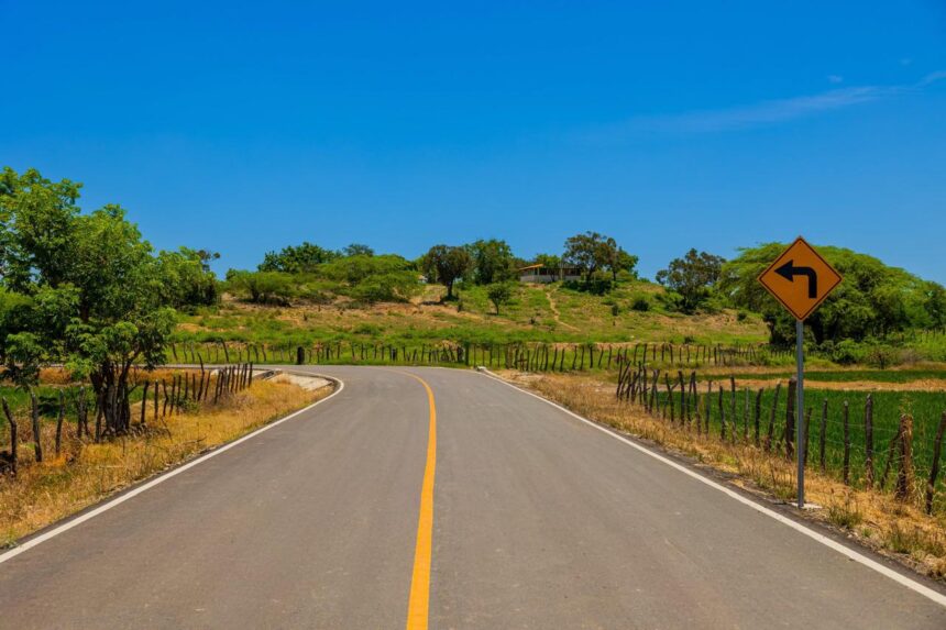 Abinader inaugura carretera Palo Verde–Laguna Verde