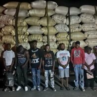 Ejército descubre a 10 haitianos indocumentados ocultos en una carga de arroz en Montecristi