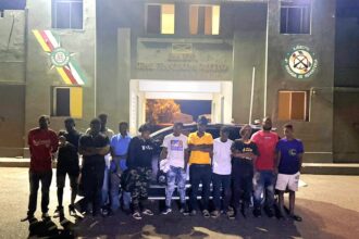 Soldados del ERD detienen dos vehículos con 32 haitianos indocumentados en Valverde y Dajabón