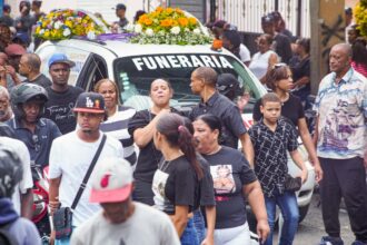 Familiares y vecinos acompañan a Darlin Mercado hacia su última morada