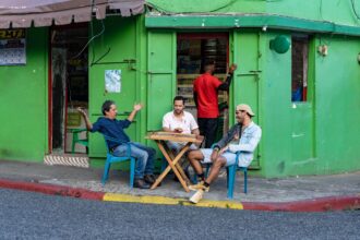 "Solos": la obra que abre el diálogo sobre la salud mental masculina