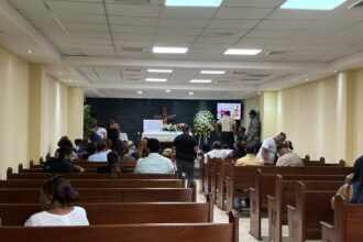 Familiar de mujer asesinada en Villa Mella pide endurecer las penas por feminicidio durante funeral