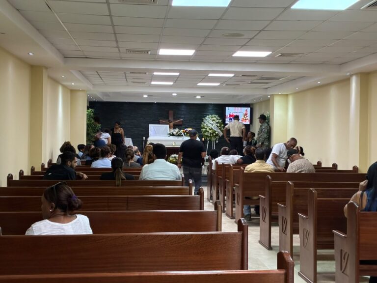 Familiar de mujer asesinada en Villa Mella pide endurecer las penas por feminicidio durante funeral
