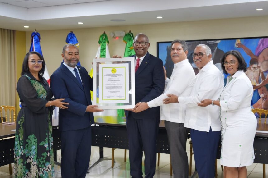 COOEPROUASD reconoce al rector Editrudis Beltrán por fortalecer el cooperativismo universitario