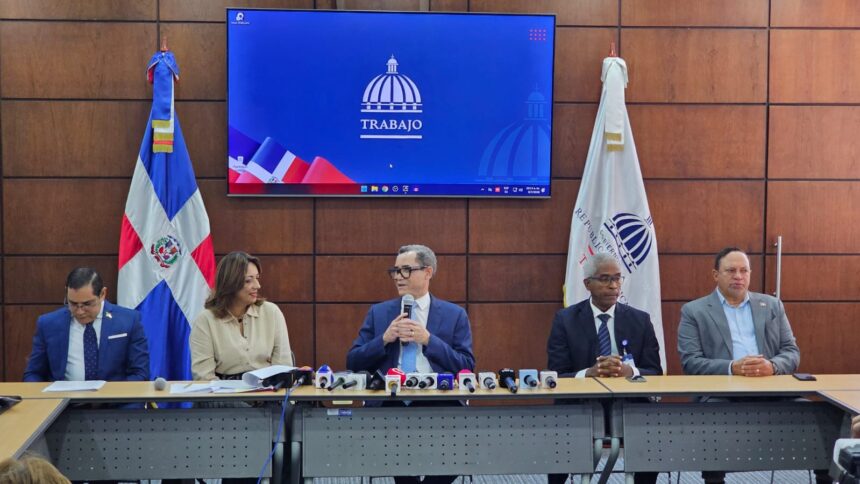 Eddy Olivares dice que no aprobar Código de Trabajo sería un fracaso y una vergüenza para diputados