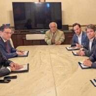En la gráfica, el Presidente Luís Abinader y el Ministro Yayo Sanz Lovatón al momento de sostener el encuentro con los empresarios representantes de los principales ingenios azucareros de República Dominicana.