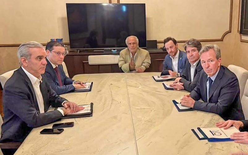 En la gráfica, el Presidente Luís Abinader y el Ministro Yayo Sanz Lovatón al momento de sostener el encuentro con los empresarios representantes de los principales ingenios azucareros de República Dominicana.