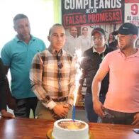 Alcalde del municipio de Tireo, Paul Piña, celebra con un bizcocho un año de promesas incumplidas