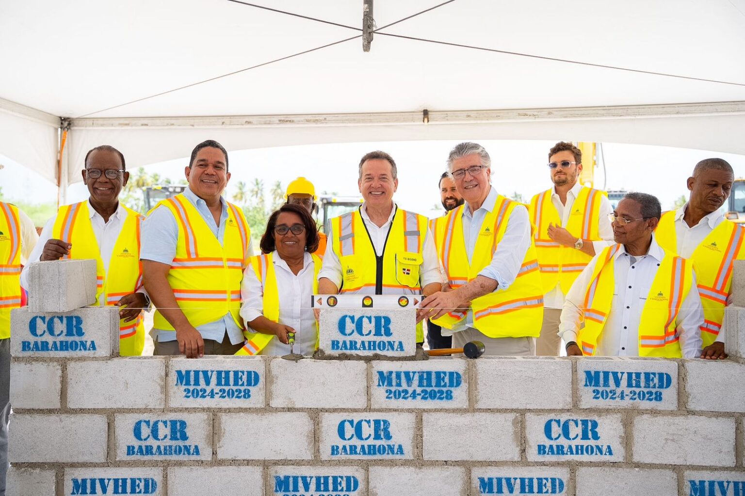 Ministro Ito Bisonó inicia la construcción del Centro de Corrección y Rehabilitación Barahona