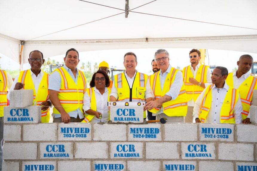 Ministro Ito Bisonó inicia la construcción del Centro de Corrección y Rehabilitación Barahona