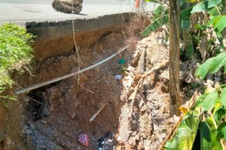 Alertan sobre socavón en carretera principal de Samaná