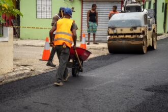 Alcaldía de La Romana amplía operativo de asfaltado hacia el sector Villa Alacrán
