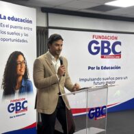 Raymond Rodríguez destaca la educación como pilar del futuro durante reconocimiento a estudiantes