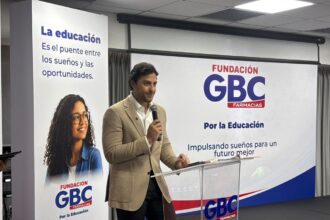 Raymond Rodríguez destaca la educación como pilar del futuro durante reconocimiento a estudiantes