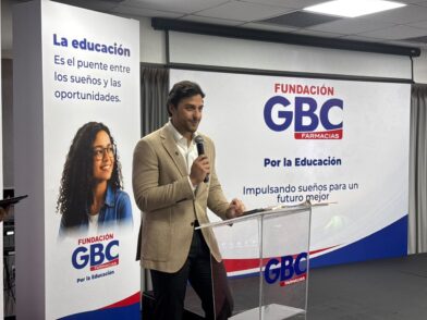 Raymond Rodríguez destaca la educación como pilar del futuro durante reconocimiento a estudiantes