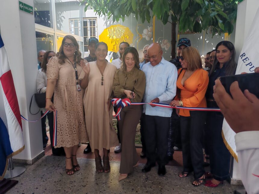 Ministerio de la Mujer inaugura mural en Jarabacoa con participación de la Policía Nacional