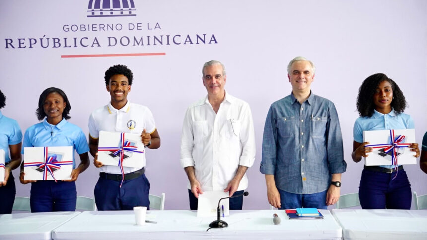 Abinader escucha inquietudes de estudiantes de Samaná y anuncia acciones