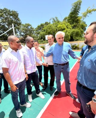 De Camps inaugura escuela y techado de liceo en Las Terrenas