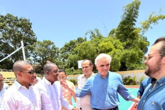 De Camps inaugura escuela y techado de liceo en Las Terrenas