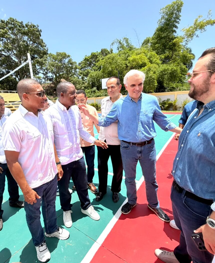 De Camps inaugura escuela y techado de liceo en Las Terrenas