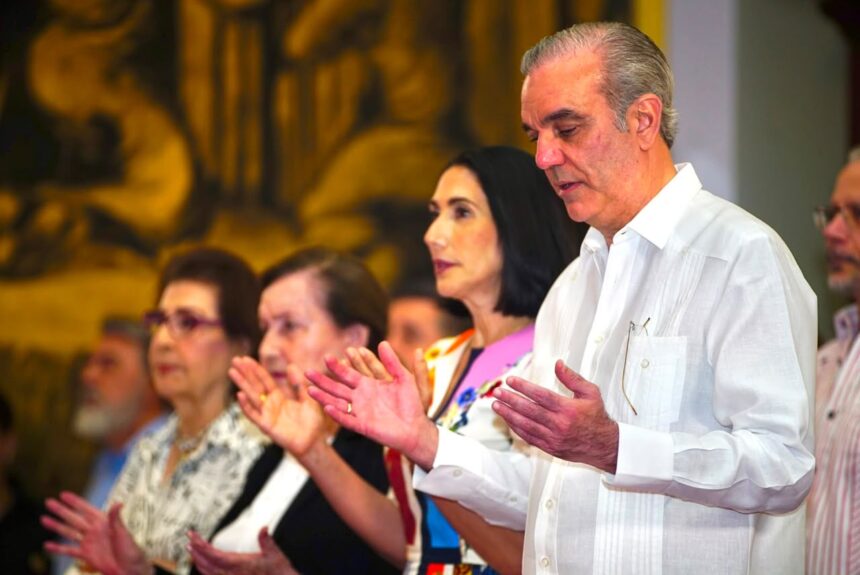 Presidente Luis Abinader asiste misa de acción de gracias en su cumpleaños, junto a familiares y amigos