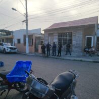 Pistoleros en motocicleta acribillan a un joven frente a un parque en Santiago ; investigan posible ajuste de cuentas