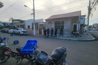 Pistoleros en motocicleta acribillan a un joven frente a un parque en Santiago ; investigan posible ajuste de cuentas