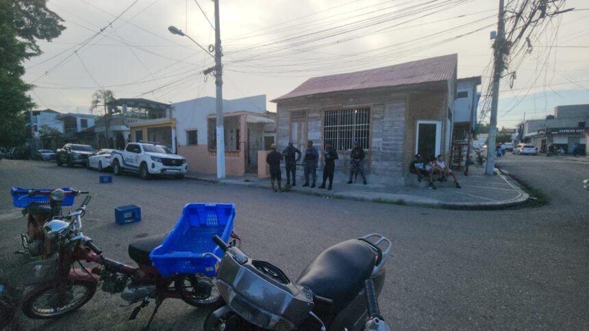 Pistoleros en motocicleta acribillan a un joven frente a un parque en Santiago ; investigan posible ajuste de cuentas