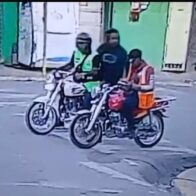 Motoconchista denuncia que delincuente le roba motocicleta y pertenencias en Santiago; el hecho quedó captado en cámara
