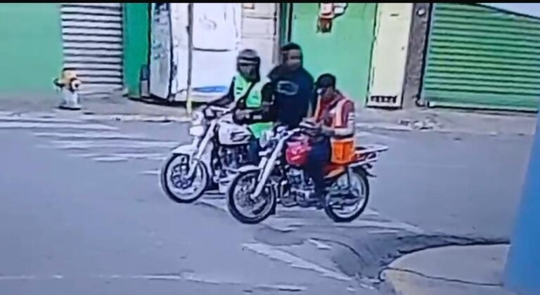 Motoconchista denuncia que delincuente le roba motocicleta y pertenencias en Santiago; el hecho quedó captado en cámara