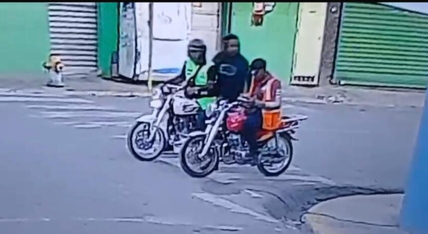 Motoconchista denuncia que delincuente le roba motocicleta y pertenencias en Santiago; el hecho quedó captado en cámara