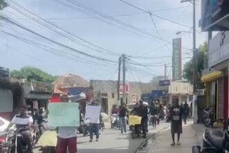 Asociación de Musicólogos de Las Terrenas marcha en protesta por incautación de equipos