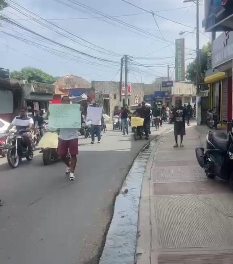 Asociación de Musicólogos de Las Terrenas marcha en protesta por incautación de equipos